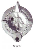 LMP-41423 - Lampe Loeschcke VIII : Persée terre cuiteTPQ : 150 - TAQ : 250Lampe ronde à bec rond défini par deux traits obliques. Médaillon décoré de Persée tenant de sa droite un couteau, de sa gauche la tête de Méduse. Deux tenons en bas relief sur l'épaule, décorée de demi-oves.