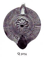 LMP-41434 - Lampe Loeschcke VIII : Rosetteterre cuiteTPQ : 150 - TAQ : 250Lampe ronde à bec rond défini par deux traits obliques. Médaillon décoré d'une rosette. Deux tenons en bas relief sur l'épaule, décorée d'une couronne de laurier. 