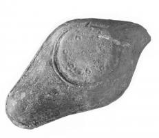 LMP-41479 - Lampe byzantine terre cuiteTPQ : 400 - TAQ : 500Lampe allongée à long bec avec canal et anse plastique conique.