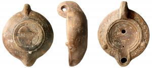LMP-41628 - Lampe à bec à canal et décor d'oves SERG PRIMterre cuiteTPQ : 80 - TAQ : 150Lampe moulée, anse verticale forée, à deux sillons. Réservoir circulaire à profil convexe. Bandeau large penché vers l'extérieur, décor d'oves doubles et deux tenons rectangulaires. Disque en simple cuvette limitée par trois sillons concentriques. Bec à canal ouvert sur le disque. Base circulaire plate limitée par un anneau, marque estampillée SERG PRIM. Engobe marron  sur toute la lampe.