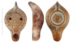 LMP-42076 - Lampe Hayes II : Les trois Hébreux dans la fournaiseterre cuiteTPQ : 420 - TAQ : 550Lampe moulée, à anse pleine. Réservoir piriforme de profil biconvexe, un bourrelet entoure le disque et le bec. Base circulaire à patère en relief contenant deux cercles concentriques en creux. Sur le bandeau une alternance de fleurons (Bussière xx et xx). Les trois Hébreux dans la fournaise dans l'interprétation symbolique de l'Église ancienne.