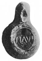 LMP-42191 - Lampe de firme : FLAVIterre cuiteTPQ : 50 - TAQ : 150Lampe moulée sans anse: le réservoir circulaire est de profil biconvexe asymétrique; bandeau penché vers l'extérieur portant deux tenons rectangulaires non percés, sur l'axe horizontal. Disque creux, plat et peu profond, bordé par un bourrelet continu. Bec long au petit canal non communiquant avec le disque, chanfeiné sur les côtés. Base circulaire plate en creux limitée par deux anneaux concentriques enfermant l'estampille moulée FLAVI en relief. Pâte orange brique, sans engobe.