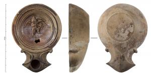LMP-42207 - Lampe à bec angulaire à volutes simples : Amour, torcheterre cuiteTPQ : 10 - TAQ : 70Lampe moulée à bec angulaire à deux volutes simples se poursuivant sous le bec. Sans anse. Disque en profonde cuvette, limité par trois sillons concentrique. Bandeau, étroit et plat. Réservoir circulaire de profil tronconiques. Base plate circulaire en léger relief. Décor : Amour ailé tenant une torche.