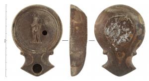 LMP-42220 - Lampe à bec angulaire à volutes simples : Harpocrateterre cuiteTPQ : 10 - TAQ : 70Lampe moulée à bec angulaire à deux volutes simples se poursuivant sous le bec. Sans anse. Disque en cuvette limité par trois sillons concentriques. Bandeau étroit penché vers l'intérieur. Réservoir circulaire de profil tronconique. Base circulaire plate légèrement surélevée. Décor : Harpocrate nu, de face, un doigt de sa main droite devant la bouche et une corne d'abondance dans sa main gauche. Sur la tête, une fleur de lotus ?