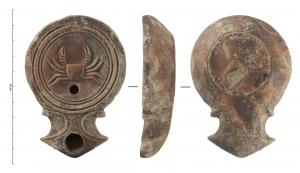 LMP-42238 - Lampe à bec angulaire à volutes simples : Crabeterre cuiteTPQ : 10 - TAQ : 70Lampe moulée à bec angulaire à deux volutes simples se poursuivant sous le bec. Sans anse. Disque en cuvette limité par trois sillons concentriques. Bandeau, étroit et plat. Réservoir circulaire de profil tronconique. Base circulaire plate en léger relief. Décor : Crabe.