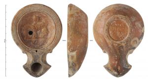 LMP-42270 - Lampe à bec angulaire à volutes simples : Sphinge, VICTORterre cuiteTPQ : 10 - TAQ : 70Lampe moulée à bec angulaire à deux volutes simples se poursuivant sous le bec. Sans anse. Disque en profonde cuvette, limité par six sillons concentriques. Bandeau étroit penché vers l'intérieur. Réservoir circulaire de profil tronconique. Présence d'un trou d'évent. Base en anneau circulaire plat en léger relief avec la marque VICTOR incisée au centre.
