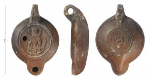 LMP-42342 - Lampe à bec rond limité par un trait : Buste d'Africaterre cuiteTPQ : 100 - TAQ : 200Lampe moulée à bec arrondi limité par un trait droit ponctué aux extrémités. Anse verticale percée à deux sillons sur la tranche moulée avec la lampe. Disque en cuvette limitée par un ou deux sillons. Bandeau penché vers l'extérieur. Réservoir circulaire à profil biconvexe asymétrique. Base circulaire plate en léger relief limitée par un sillon souvent estampillée en creux. Décor : Buste d'Africa. Tête féminine de face, surmontée de deux défenses et d'une trompe d'éléphant. 