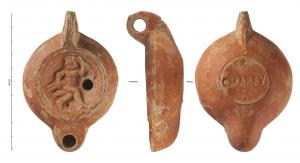 LMP-42353 - Lampe à bec rond limité par un trait : Grotesque / CMAREVterre cuiteTPQ : 120 - TAQ : 180Lampe moulée à bec arrondi limité par un trait droit ponctué aux extrémités. Anse verticale percée à deux sillons sur la tranche moulée avec la lampe. Disque en cuvette limitée par deux sillons. Bandeau penché vers l'extérieur. Réservoir circulaire à profil biconvexe asymétrique. Base circulaire plate en léger relief limitée par un sillon, estampillée en creux : CMAREV. Décor : Grotesque ithyphallique jouant des cliquettes, il court vers la droite en regardant derrière lui.