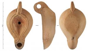 LMP-42355 - Lampe en goutteterre cuiteTPQ : 50 - TAQ : 150Lampe piriforme à bec arrondi et à anse verticale percée à deux sillons sur la tranche moulée avec la lampe. Bandeau penché vers l’extérieur, terminée par deux volutes simples. Médaillon concave, limitée par deux sillons. Base ovoïde plate.