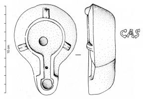 LMP-42555 - Lampe de firme : C A Sterre cuiteTPQ : 100 - TAQ : 150Lampe moulée, ansée ou non : le réservoir circulaire est de profil biconvexe asymétrique; bandeau penché vers l'extérieur portant deux tenons rectangulaires non percés, sur l'axe horizontal. Disque en cuvette profonde bordée par un bourrelet continu. Bec long au petit canal communiquant avec le disque, chanfreiné sur les côtés. Base circulaire plate en creux limitée par deux anneaux concentriques enfermant l'estampille moulée C A S, en relief. Engobe rouge brique peu adhérent.