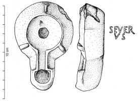 LMP-42556 - Lampe de firme : SEVERVSterre cuiteTPQ : 100 - TAQ : 300Lampe moulée, ansée ou non : le réservoir circulaire est de profil biconvexe asymétrique; bandeau penché vers l'extérieur portant deux tenons rectangulaires non percés, sur l'axe horizontal. Disque en cuvette profonde bordée par un bourrelet continu. Bec long au petit canal communiquant avec le disque, chanfreiné sur les côtés. Base circulaire plate en creux limitée par deux anneaux concentriques enfermant l'estampille moulée SEVER / VS, en relief. Engobe rouge brique peu adhérent.