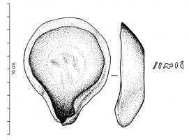 LMP-42557 - Lampe de firme : SIMILISterre cuiteTPQ : 100 - TAQ : 300Lampe moulée, ansée ou non : le réservoir circulaire est de profil biconvexe asymétrique; bandeau penché vers l'extérieur portant deux tenons rectangulaires non percés, sur l'axe horizontal. Disque en cuvette profonde bordée par un bourrelet continu. Bec long au petit canal communiquant avec le disque, chanfreiné sur les côtés. Base circulaire plate en creux limitée par deux anneaux concentriques enfermant l'estampille moulée SIMILIS, en relief. Engobe rouge brique peu adhérent.