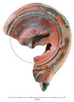 LMP-42713 - Lampe Loeschcke V : cygne ?terre cuiteTPQ : 50 - TAQ : 150Lampe à bec en ogive et volutes simples, médaillon orné d'un palmipède mettant sa tête sous son aile ?