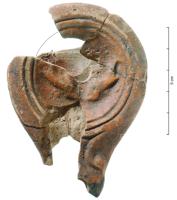 LMP-42715 - Lampe Loeschcke V : dauphins affrontésterre cuiteTPQ : 50 - TAQ : 150Lampe à bec en ogive et volutes simples, médaillon orné d'un dauphin nageant à droite.