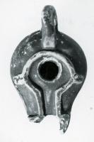 LMP-42728 - Lampe de firme : SERterre cuiteTPQ : 50 - TAQ : 200Lampe moulée de type Firmalampe, ansée, en pâte claire engobée ; au revers, marque SER(vandus fecit ?) (ou S. E[---] R[---] [fecit]).