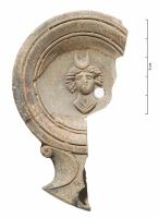 LMP-42740 - Loeschcke I : Buste de Lunaterre cuiteTPQ : 70 - TAQ : 100Lampe moulée, sans anse, avec large bec à volutes et grand médaillon rond décoré d'un buste de Luna, de face, la tête surmontée d’un croissant. ; présence d'un trou d'évent sur le bec.