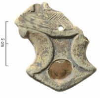 LMP-42753 - Lampe Loeschcke IB : décor indéterminéterre cuiteTPQ : 1 - TAQ : 70Lampe moulée à bec triangulaire à deux volutes se poursuivant sous le bec. Base en anneau plat. Restes d'un engobe rouge brique.