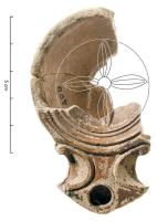 LMP-42762 -  Lampe Loeschcke I : Rosace à quatre pétalesterre cuiteLampe ronde à large bec en enclume, à volutes légèrement saillante ; Bandeau : étroit, plat et horizontal ; Marli : deux filets et trois sillons. Large médaillon légèrement concave orné d'une rosace de quatre feuilles lancéolées à nervure en creux, disposées en croix ; le fond est dégagé par un sillon.