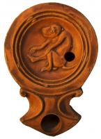 LMP-4295 - Lampe Loeschcke I : Singeterre cuiteTPQ : 70 - TAQ : 110Lampe ronde à large bec en enclume à volutes. Médaillon orné d'un singe assis, de profil gauche, main droite sur le genou et main gauche dirigée vers le pied gauche.