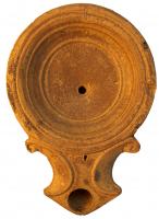 LMP-4300 - Lampe Loeschcke I terre cuiteTPQ : 50 - TAQ : 150Lampe à bec à enclume et volutes latérales; disque lisse. Argile noisette, engobe orange foncé à marron foncé; base plate entourée d'un anneau en relief.
