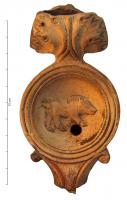 LMP-4328 - Lampe Loeschcke III : Sanglierterre cuiteTPQ : 50 - TAQ : 150Lampe à bec à ogive (perdu) et volutes latérales; disque orné d'un sanglier à droite. Argile noisette, engobe orange à marron foncé; base plate définie par trois cercles incisés; bec et anse cassés. Réflecteur en forme de feuille de chêne.