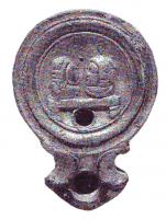 LMP-4736 - Lampe Loeschcke IB : Masquesterre cuiteTPQ : 50 - TAQ : 90Lampe ronde à large bec en enclume à volutes. Médaillon décoré de deux bustes (masques) sur une table basse.