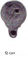 LMP-4755 - Lampe Loeschcke IV : Soldatterre cuiteTPQ : 50 - TAQ : 100Lampe ronde à large bec en ogive à volutes. Médaillon décoré d'un soldat sur un rempart.