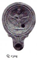 LMP-4757 - Lampe Loeschcke IV : Jupiter et aigleterre cuiteTPQ : 50 - TAQ : 100Lampe ronde à large bec en ogive à volutes. Médaillon décoré de Jupiter derrière l'aigle sur le foudre.