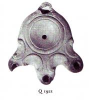 LMP-4877 - Lampe Loeschcke IV à 3 becs terre cuiteTPQ : 50 - TAQ : 100Lampe ronde à trois courts becs en ogive à volutes. Médaillon vierge. Anse plastique perdue.