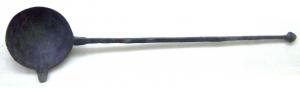 LOU-4001 - LouchebronzeTPQ : 1 - TAQ : 400Louche à cuilleron circulaire assez profond, bec verseur latéral; manche mince et rectiligne, terminé par un bouton.