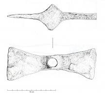 MAR-4012 - MarteauferMarteau constitué d'une panne et d'une table droites et symétriques. L’œil, circulaire, est bordé de quatre œillères triangulaires. 
