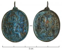 MER-9026 - Médaille religieuse : sainte Marie MadeleinebronzeMédaille ovale, bélière de suspension perpendiculaire au plan de l'objet ; A/ Marie auréolée, Sa MARIA MAGDALENA / ROMA ; R/ Madeleine assise, bras écartés, devant le Christ en croix (deux angelots tiennent des cierges sur le côté).