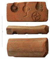 MOU-3008 - Moule : amulettesterre cuiteTPQ : -100 - TAQ : 2000Moule retaillé dans une anse d'amphore Dr. 1, avec plusieurs empreintes en léger creux pour la coulée de différents objets.