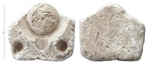 MOU-4035 - Moule : lampe à bec rond limité par un trait, quadrigeplâtreTPQ : 70 - TAQ : 120Fragment de la matrice supérieure d'un moule de plâtre pour la fabrication d'une lampe à bec rond limité par un trait. Plâtre très fin pour le contact avec l'argile et plus grossier pour l'extérieur. Sur le pourtour, deux mortaises pour positionner la matrice inférieure du moule. Décor : Personnage debout sur un quadrige de profil à droite (dans le moule).
