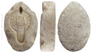 MOU-4042 - Moule : lampe de type Hayes II, les trois Hébreux dans la fournaiseplâtreTPQ : 420 - TAQ : 550Matrice supérieure d'un moule de plâtre pour la fabrication d'une lampe africaine de type Hayes II. Plâtre très fin pour le contact avec l'argile et plus grossier pour l'extérieur. Sur le pourtour, quatre mortaises pour positionner la matrice inférieure du moule. Décor : Les trois Hébreux dans la fournaise dans l'interprétation symbolique de l'Église ancienne.