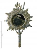 MRR-4005 - Miroir en verre, cadre en plombplomb, verreTPQ : 400 - TAQ : 700Miroir en verre (éclat bombé) inséré dans un cadre en plomb, de forme circulaire et coulé avec son manche; le pourtour du cadre est orné de pointes formant autour du miroir un décor rayonnant.