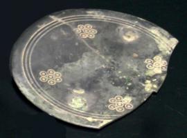 MRR-4014 - Miroir Lloyd-Morgan Group X : à poignée diamétrale, type CorstopitumbronzeTPQ : 200 - TAQ : 300Miroir circulaire coulé, d'un diamètre habituellement compris entre 90 et 100 mm. Il est dépourvu de manche mais peut comporter au revers une poignée diamétrale soudée en forme de 