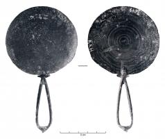 MRR-4067 - Miroir Lloyd-Morgan Group G : à manche simplebronzeMiroir à manche constitué d'un disque d'un diamètre généralement compris entre 60 et 115 mm et d'un manche invariablement en forme de boucle (groupe Nb, MRR-4025). Le disque, légèrement convexe, peut présenter des marques de fixation sur le tour. Il est parfois décoré de légers cercles concentriques sur le bord et au centre. 