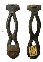 MRR-4081 - Miroir Lloyd-Morgan Group Nb : Manche en boucle doublebronzeManche coulé dans un moule bivalve, en double boucle (parfois boucles croisées) avec deux appendices pour la fixation par brasure au bord du disque du miroir. Ce dispositif est complété par un troisième support, vertical, en forme de feuille, fixé par brasure au dos du miroir.