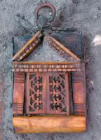 MRR-5001 - Miroir en forme d'édiculeos ou ivoireObjet composite, en forme d'édicule avec façade surmontée d'un fronton, deux pilastres moulurés et deux portes ajourées articulées sans doute sur un miroir métallique, ou peut-être en verre recouvert d'une feuille de plomb au revers; sur la face arrière, scène figurée avec danseuse.