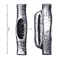 MRS-1001 - Montant de morsbronzeTube rectiligne, ouvert aux deux extrémités, présentant une fenêtre centrale ovalaire et, diamétralement opposé, un anneau très allongé. Les extrémités sont parfois discoïdales et la fenêtre peut être soulignée par une excroissance.