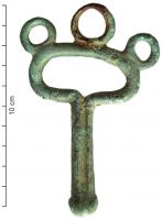 MRS-3003 - Mors de type HofheimbronzeMors à appliques latérales formées d'une tige surmontée d'un anneau en D avec 3 bélières circulaires; la base est équipée d'un bouton, éventuellement strié pour décor émaillé.
