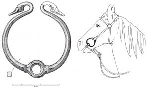 MRS-3018 - Mors à appliques en omégabronzeTige de section circulaire, pliée en oméga, avec un anneau en partie centrale et se terminant par deux extrémités en forme de tête zoomorphone