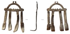 OMI-4020 - Strigiles miniaturesplombLot de quatre strigiles sur un anneau plat en D, avec anneau de suspension ; manche plat, bords parallèles, limités à leur extrémité distale par deux filets transversaux, visibles de chaque côté du capulus; les ligulae montrent un profil presque en angle droit, avec un décor de stries parallèles au revers.