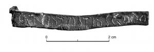 PBI-4006 - Plomb inscritplombMince feuille de plomb (épaisseur généralement inférieure à 1 mm), plane ou enroulée, portant sur une face, ou sur les deux, un texte incisé à la pointe sèche et sur une seule ligne, en caractères grecs ou latins.