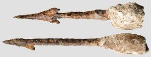 PBT-4001 - Plumbatafer, plombArmature d'une arme de jet constituée d'une pointe en fer, à extrémité lancéolée et soie mince, lestée à la base par un manchon de plomb coulé (plus rarement enroulé).