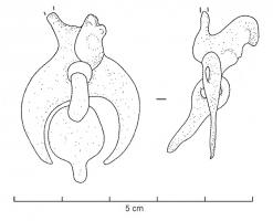 PDH-4171 - Pendant de harnaisbronzeTPQ : -10 - TAQ : 100Pendant de harnais en bronze, en forme de lunule aux extrémités en pointe. L'anneau de suspension est dans le même axe que le pendant ; au centre, pendant secondaire articulé.