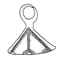 PDQ-1030 - Pendeloque triangulairebronzeTPQ : -900 - TAQ : -750Pendeloque triangulaire, décor incisé composés de cercles concentriques reliés au sommet par des groupes d'incisions parallèles.
