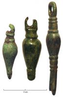 PDQ-3011 - Pendeloque en balustrebronzeTPQ : -120 - TAQ : -50Pendeloque à corps renflé vers le haut, bas mouluré; suspension rétrécie en plaque verticale, percée.