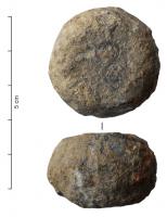 PDS-4002 - Poids en section de sphère : 6 unciae ou 1 semisplombPoids coulé, en forme de section de sphère (parfois bitronconique) avec deux faces horizontales, l'une d'elles pouvant être marquée d'un S (semis) incrusté de cuivre ou d'argent ; poids d'½ livre.